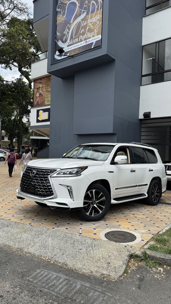 Lexus LX de la flota de renta Car Help